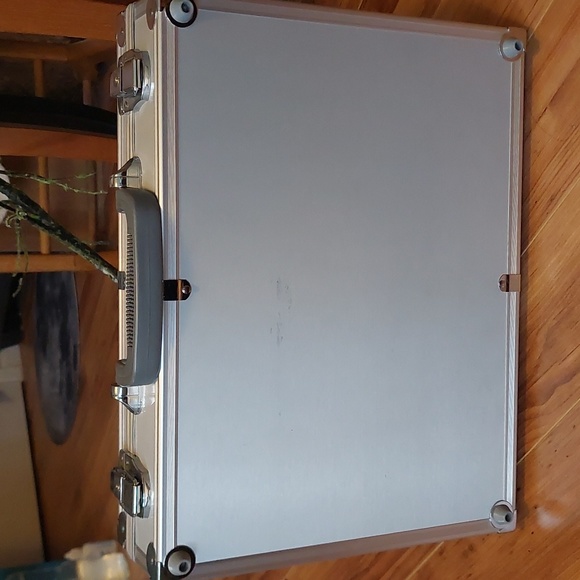 Metal case from Logics Color DNA System - Picture 2 of 7